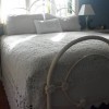 beyaz dantelli yatak örtüsü