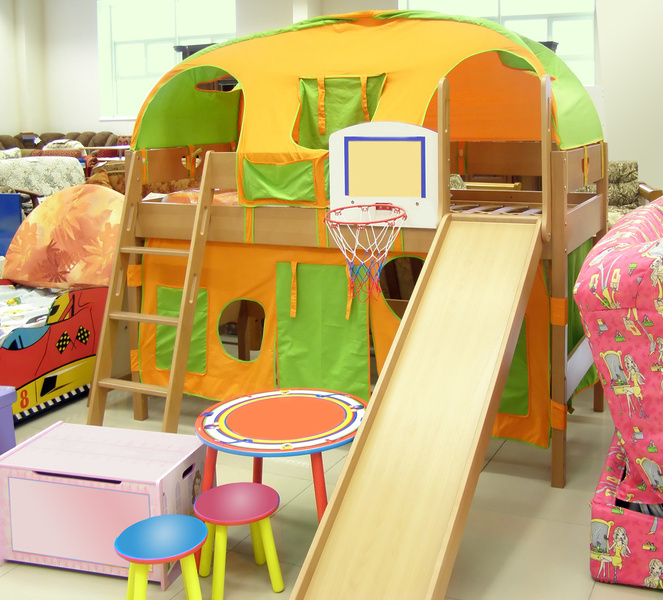 Sarı yeşil turuncu renkli eğlenceli oyun parklı çocuk odası örnekeleri