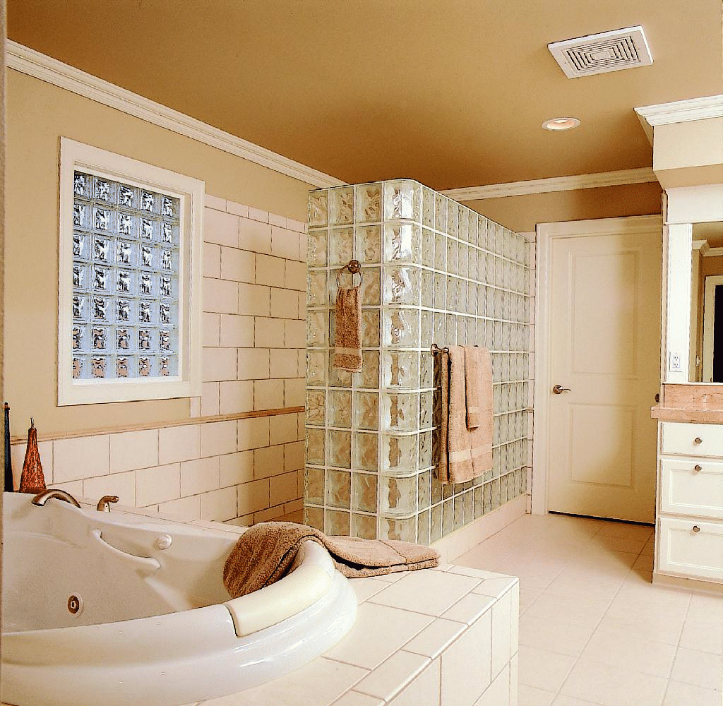 Ванная комната с перегородкой дизайн. Стеклоблоки перегородки душа стеклоблоки. Стеклоблоки в интерьере. Стеклоблоки в интерьере ванной комнаты. Стеклянные блоки для стен в ванной.